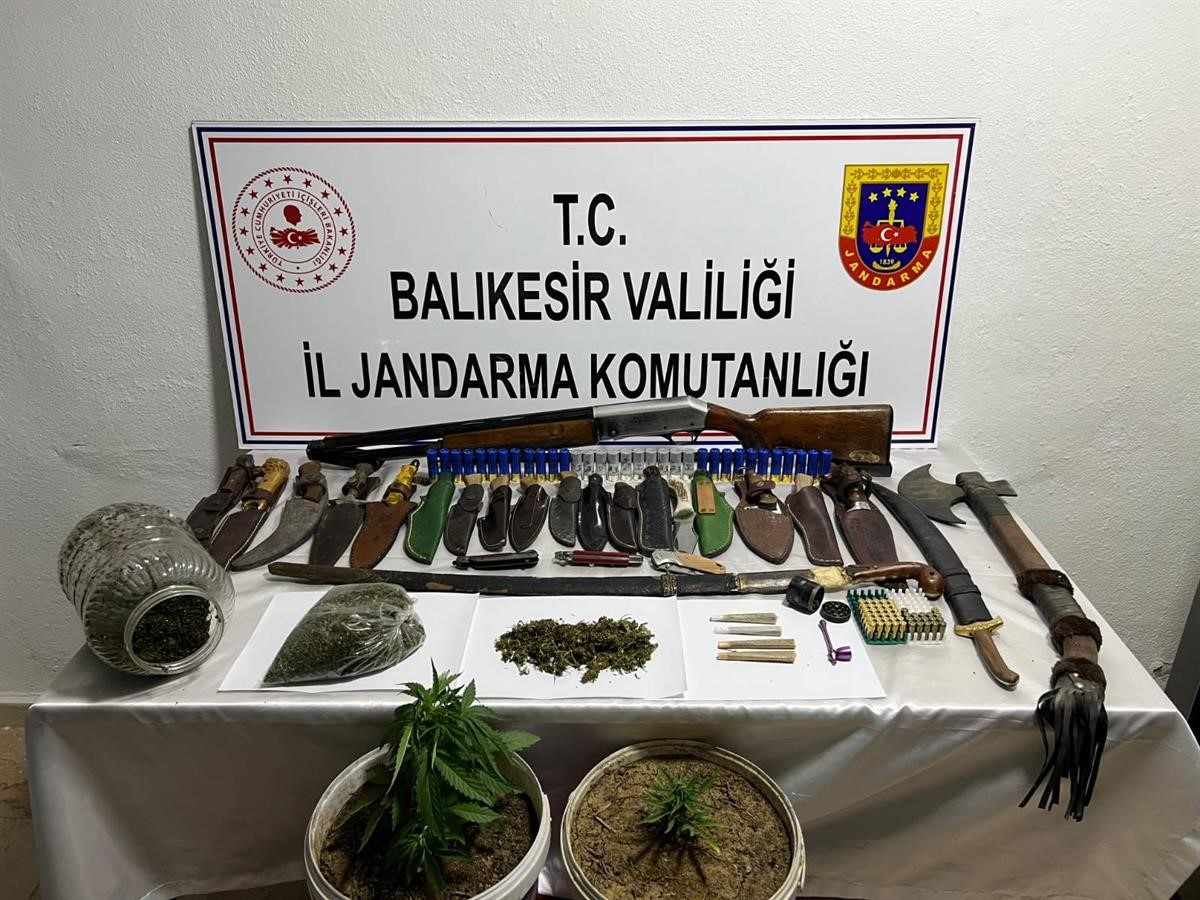 Balıkesir İl Jandarma Komutanlığı ekiplerince, 6 ilçede düzenlenen operasyonlarda çeşitli
