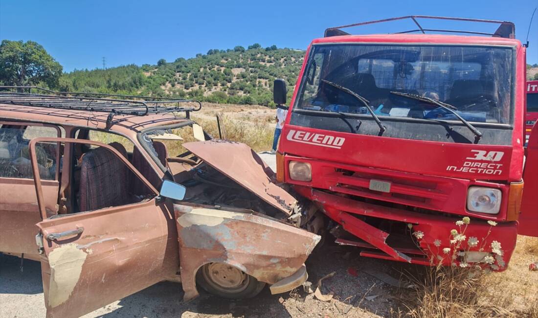 BALIKESİR (AA) – Balıkesir’in İvrindi ilçesinde otomobil ile kamyonetin çarpışması