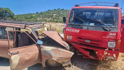 BALIKESİR (AA) – Balıkesir’in İvrindi ilçesinde otomobil ile kamyonetin çarpışması
