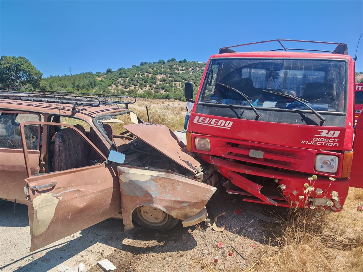 BALIKESİR (AA) – Balıkesir’in İvrindi ilçesinde otomobil ile kamyonetin çarpışması