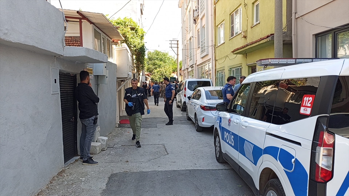 BALIKESİR (AA) – Balıkesir’in merkez Karesi ilçesinde polis memurunu bıçakla