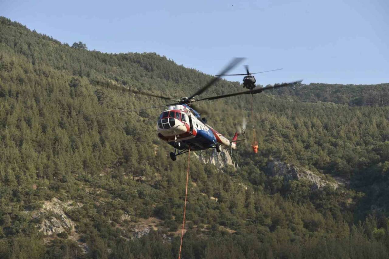 Balıkesir’in Dursunbey ilçesinde çıkan yangına müdahale sürüyor. Kurtlar kırsal mahallesi
