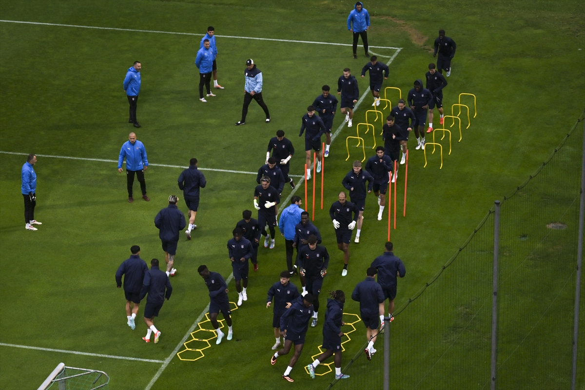- Turuncu-lacivertli futbol takımı, Tirol eyaletine bağlı Innsbruck bölgesindeki Seefeld