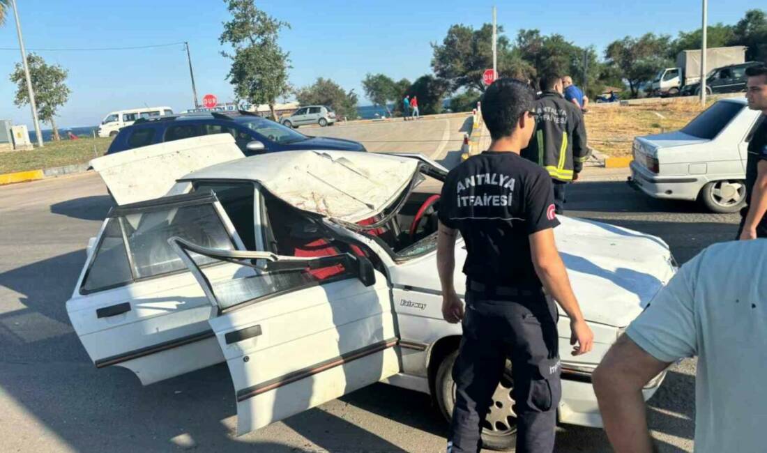 Antalya’nın Finike ilçesinde başıboş gezen bir at, seyir halindeki aracın