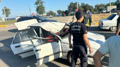 Antalya’nın Finike ilçesinde başıboş gezen bir at, seyir halindeki aracın