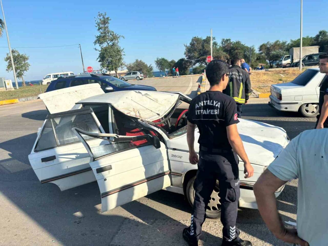 Antalya’nın Finike ilçesinde başıboş gezen bir at, seyir halindeki aracın