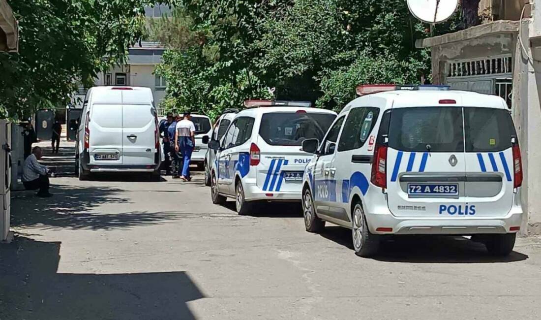 Batman kent merkezinde bir şahıs, tartıştığı eşini bıçakla ağır yaralarken,