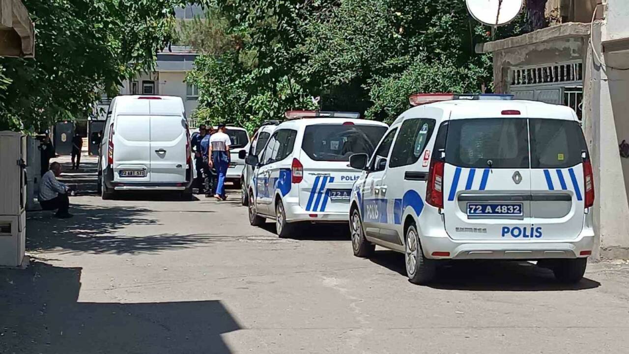 Batman kent merkezinde bir şahıs, tartıştığı eşini bıçakla ağır yaralarken,