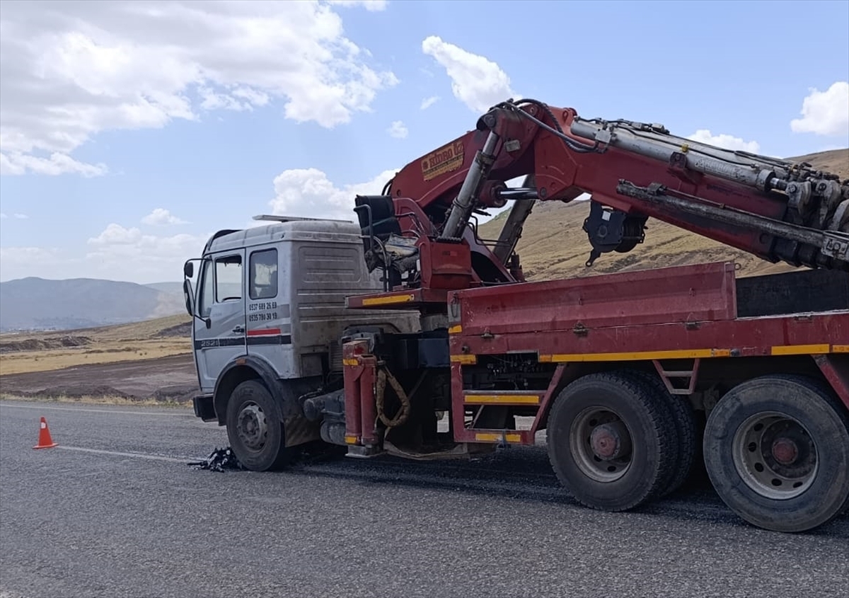 BİTLİS (AA) – Bitlis’in Güroymak ilçesinde düğün konvoyundaki motosikletin vinçle