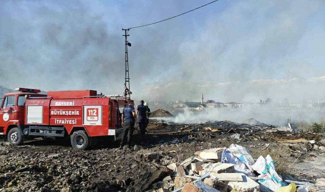 Kayseri’nin Kocasinan ilçesinde boş arazide çıkan atık yangını, itfaiye ekipleri