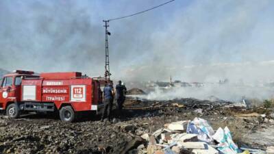 Kayseri’nin Kocasinan ilçesinde boş arazide çıkan atık yangını, itfaiye ekipleri