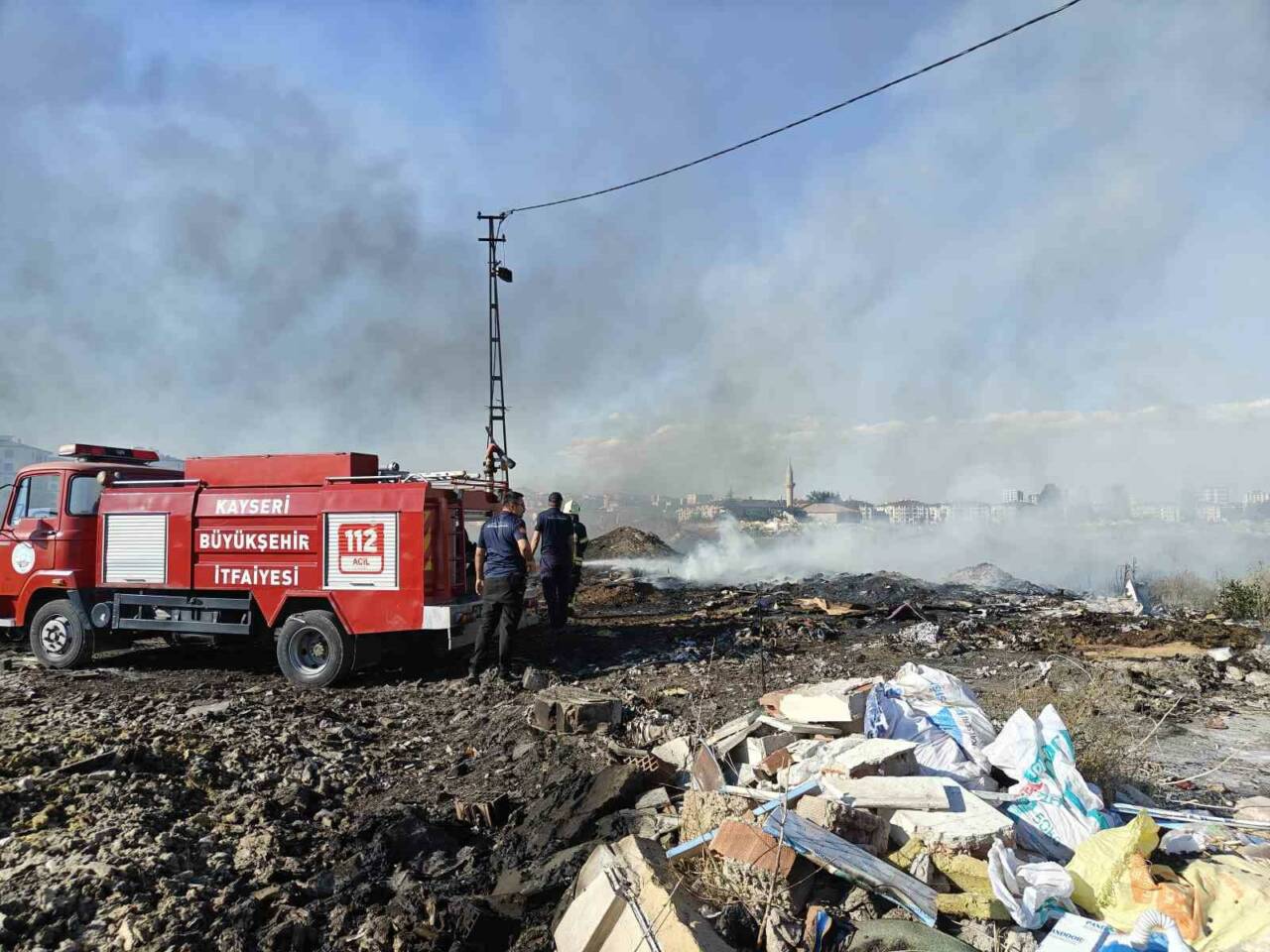 Kayseri’nin Kocasinan ilçesinde boş arazide çıkan atık yangını, itfaiye ekipleri