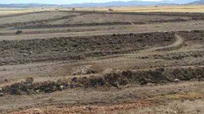 Burdur’un Yeşilova ilçesi Büyükyaka köyünde çıkan arazi yangını, köylülerin traktörleriyle