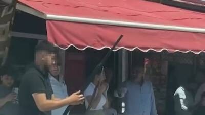 Bursa’da asker uğurlaması yapan kalabalık gurup tüfeklerle havaya defalarca ateş