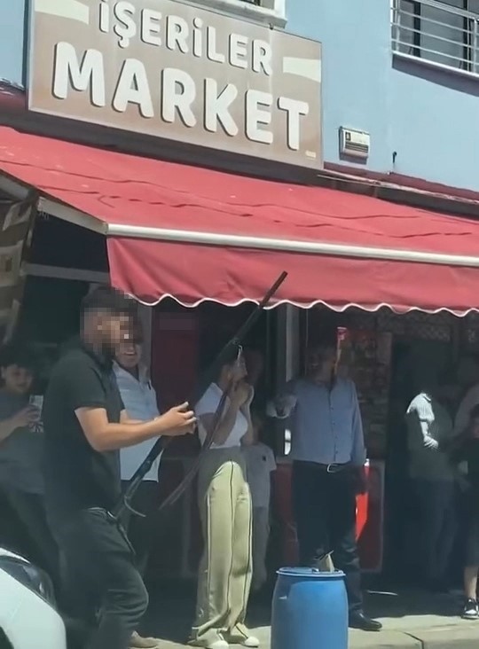 Bursa’da asker uğurlaması yapan kalabalık gurup tüfeklerle havaya defalarca ateş