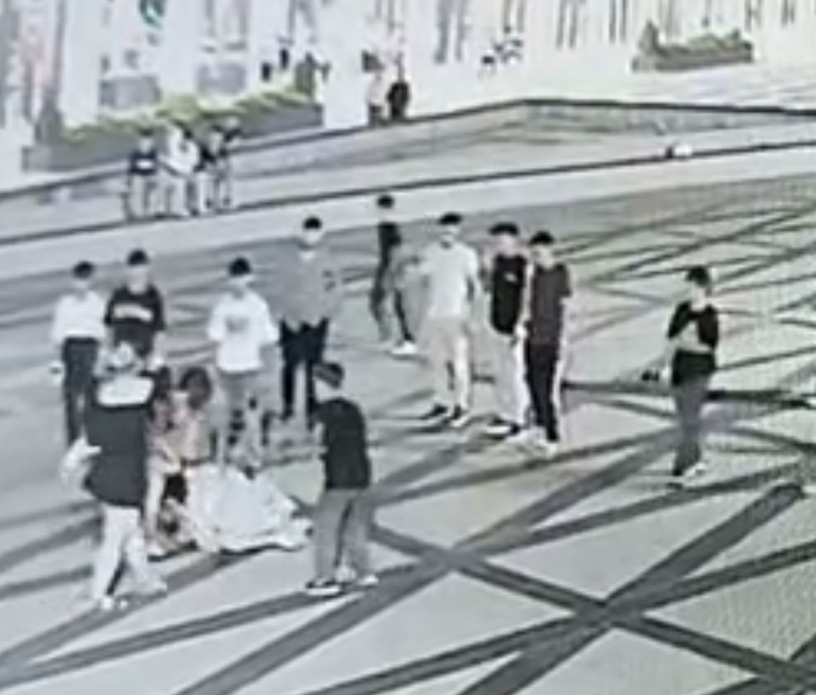 BURSA (İHA) – Bursa Kent meydanında 14 yaşındaki kız 4