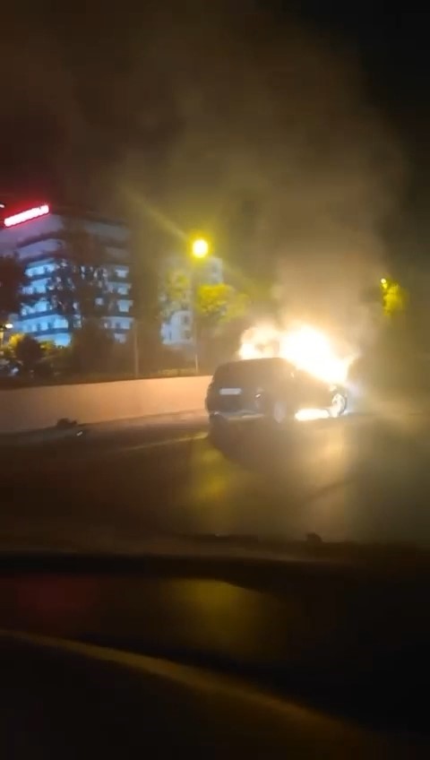 Bursa’da Mudanya Yolu üzerinde bir otomobil alevlere teslim oldu. Olay