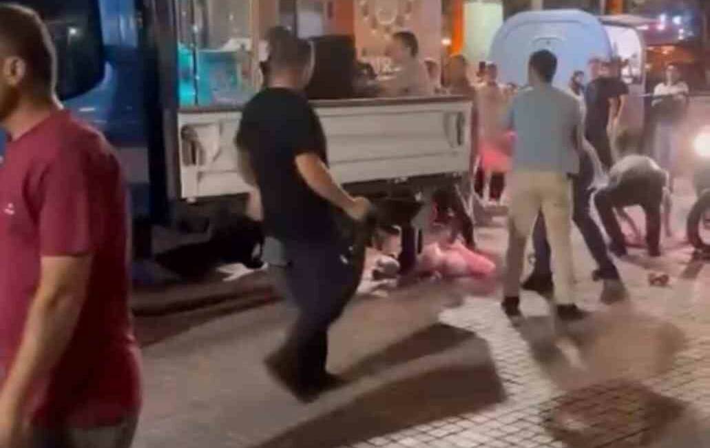 Bursa’nın Mudanya ilçesi sahil bandında zabıta ekipleri ile seyyar satıcılar