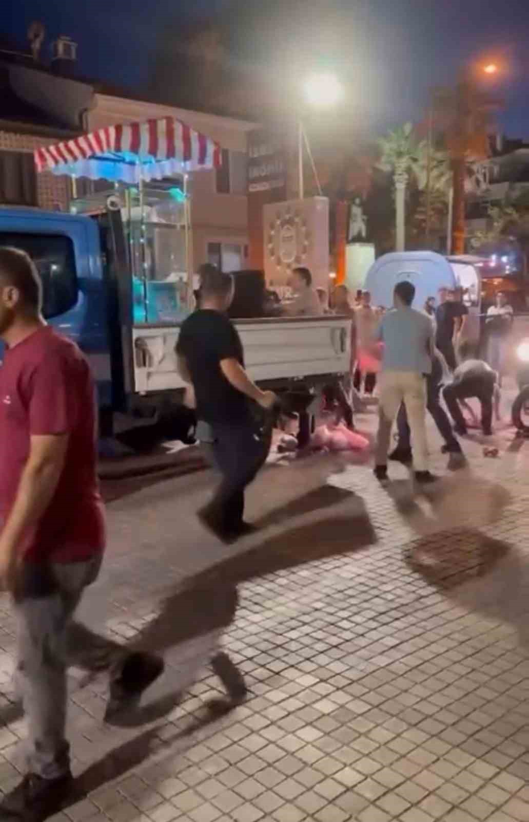 Bursa’nın Mudanya ilçesi sahil bandında zabıta ekipleri ile seyyar satıcılar