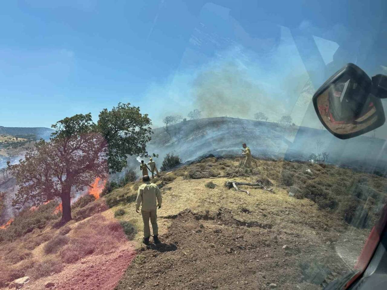 Çanakkale’nin Ayvacık ilçesinde makilik alanda çıkan yangını kontrol altına almak