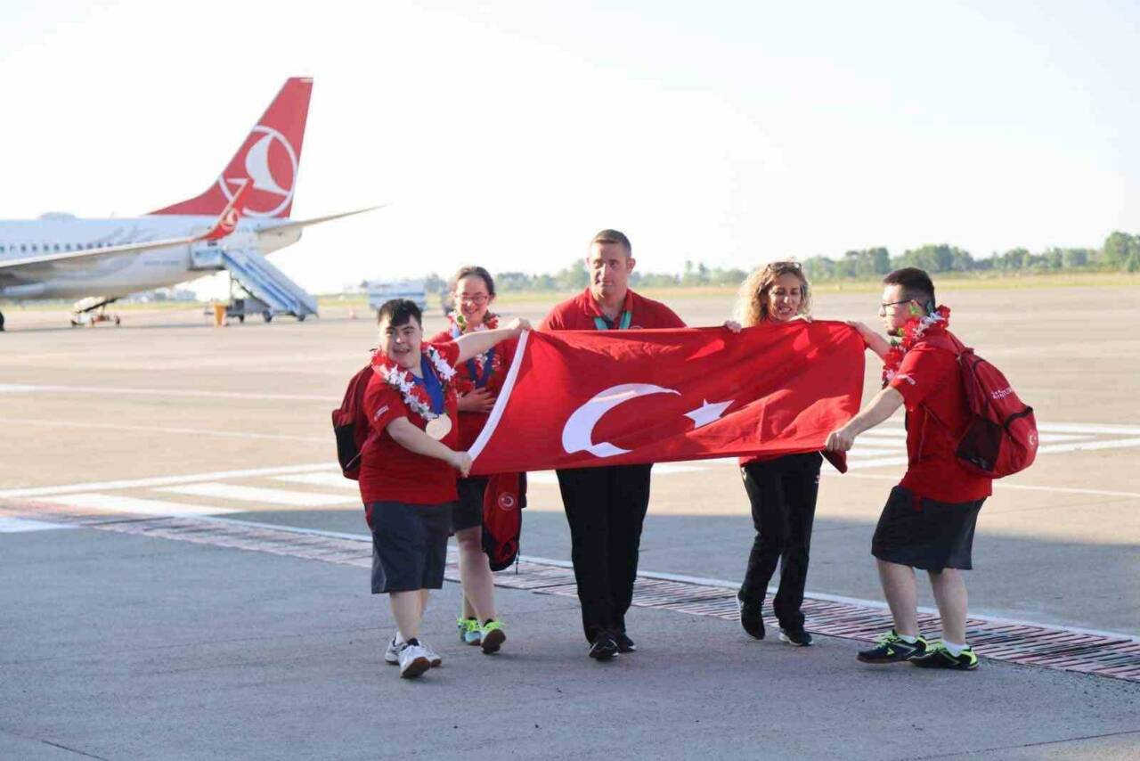 Samsun’un Canik ilçesinden milli takıma seçilen özel sporcular, Çekya’da düzenlenen