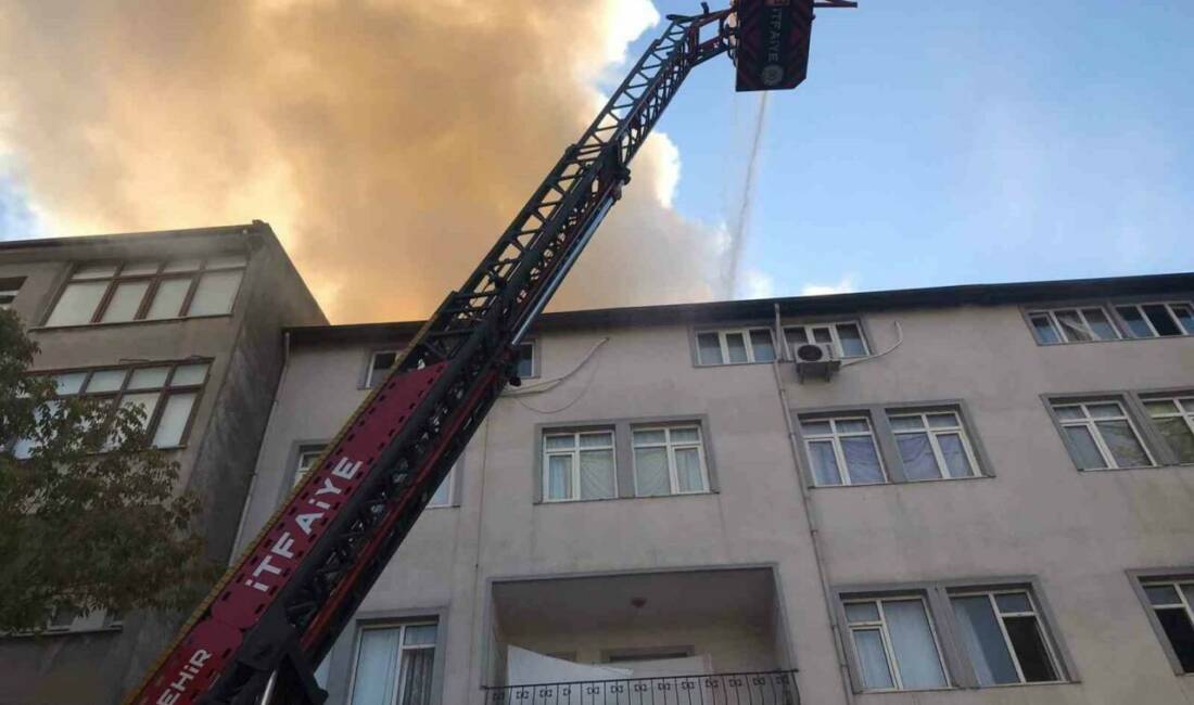 Kocaeli’nin İzmit ilçesinde çatı katında çıkan yangında mahsur kalan 2