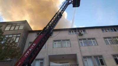 Kocaeli’nin İzmit ilçesinde çatı katında çıkan yangında mahsur kalan 2