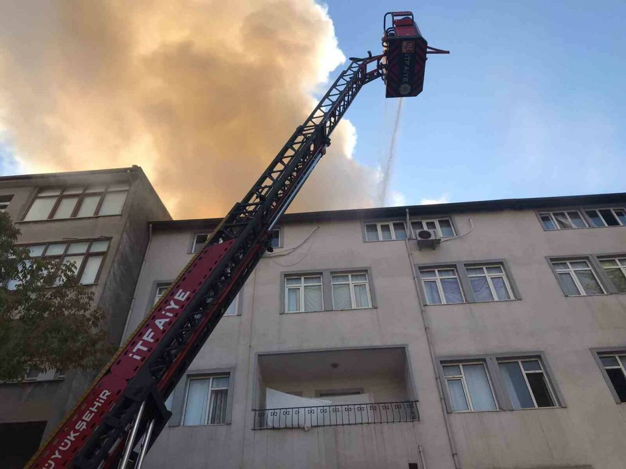 Kocaeli’nin İzmit ilçesinde çatı katında çıkan yangında mahsur kalan 2