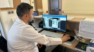 Batman’da 15 aylık bir bebek, evde oynarken çekirdek kabuklarını yutması