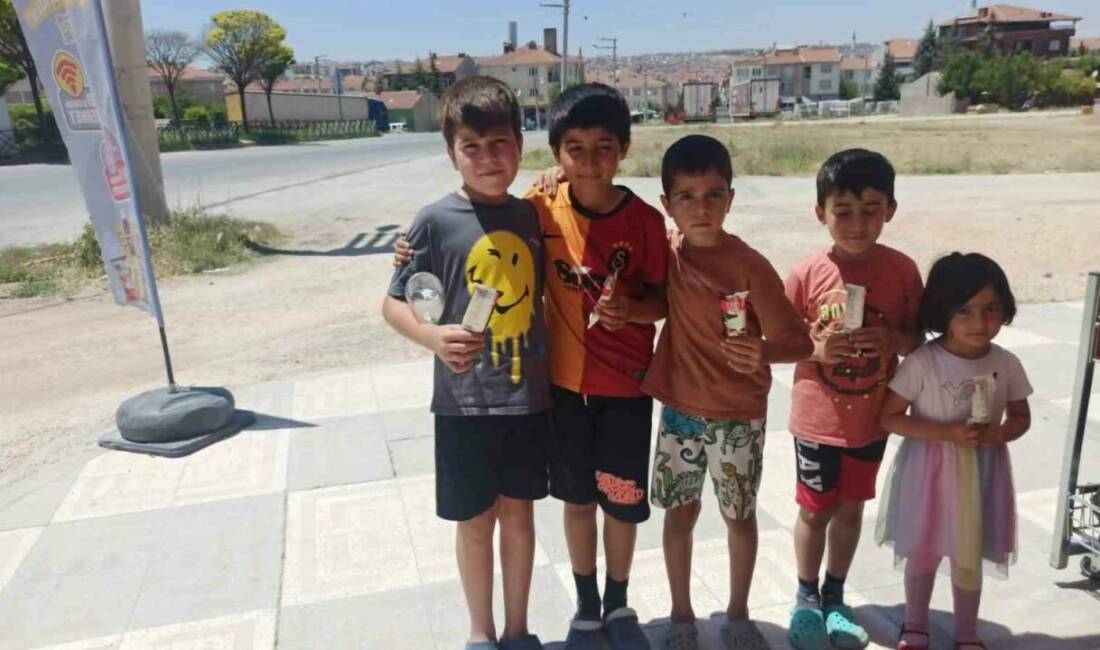 Eskişehir’de sıcak havaya rağmen çevre temizliği yapan çocukları, mahalle esnafı