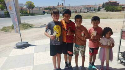 Eskişehir’de sıcak havaya rağmen çevre temizliği yapan çocukları, mahalle esnafı