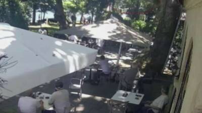 Kocaeli’nin Gölcük ilçesinde dün çınar ağacından kopan dalın üzerlerine düşmesi