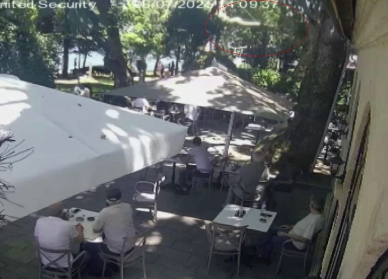 Kocaeli’nin Gölcük ilçesinde dün çınar ağacından kopan dalın üzerlerine düşmesi