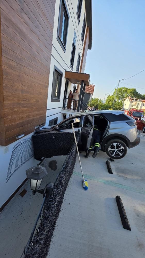 Kocaeli’nin Başiskele ilçesinde, direksiyon hakimiyetini kaybeden sürücünün kullandığı cip, ev