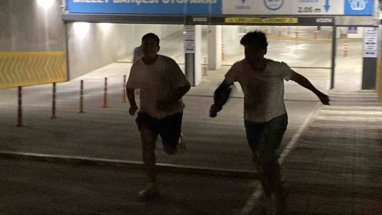 Eskişehir’de bir parkta toplanan yaklaşık 6 kişilik 15 yaşlarındaki bir