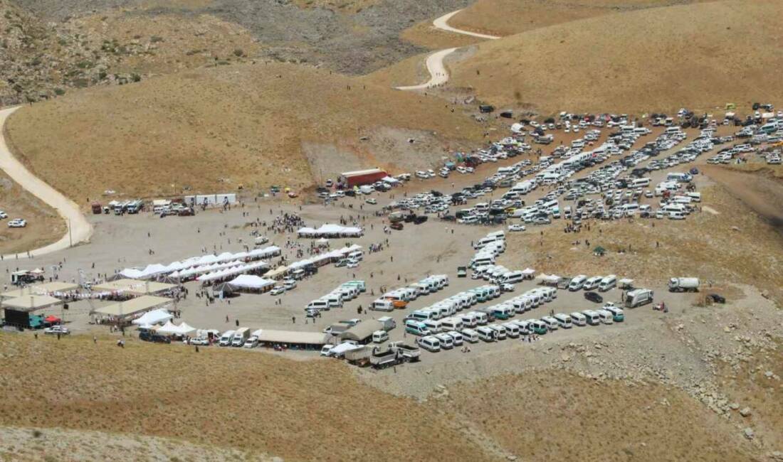 Şırnak’ta, Cudi Dağı’nda düzenlenen Hz. Nuh’u anma programı, vatandaşların yoğun