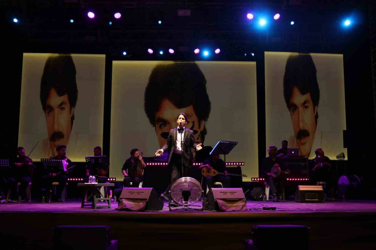 DEMOT Fuarının son gününde sahne alan genç şarkıcı Şahin Kendirci,