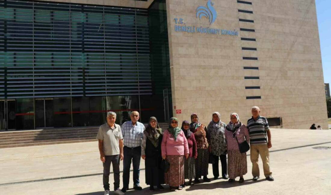 Denizli’de evlerinin bahçesinde kendi yiyecekleri sebzeleri yetiştiren üreticiler, kurumaya başlayan