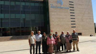 Denizli’de evlerinin bahçesinde kendi yiyecekleri sebzeleri yetiştiren üreticiler, kurumaya başlayan