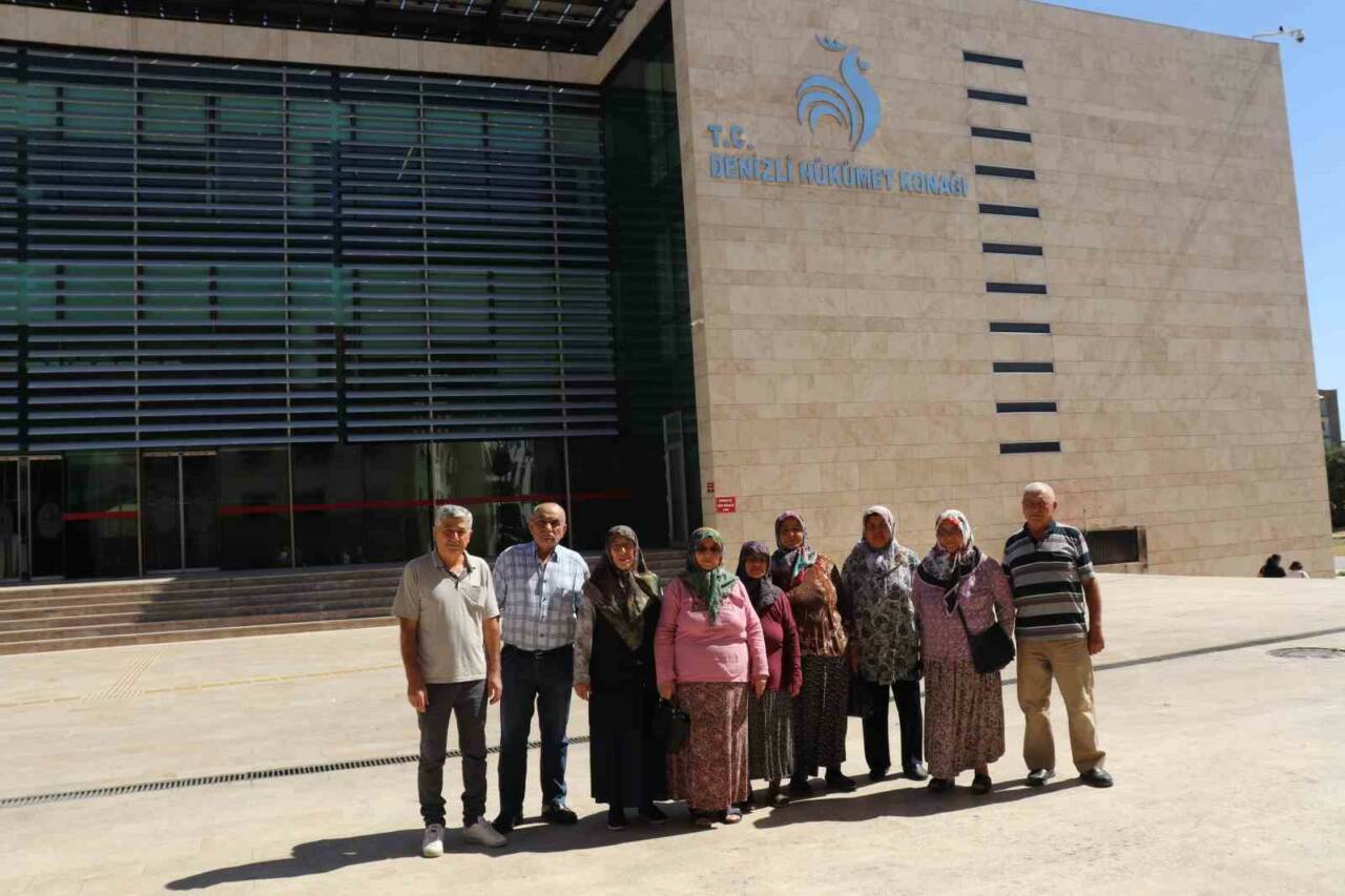 Denizli’de evlerinin bahçesinde kendi yiyecekleri sebzeleri yetiştiren üreticiler, kurumaya başlayan