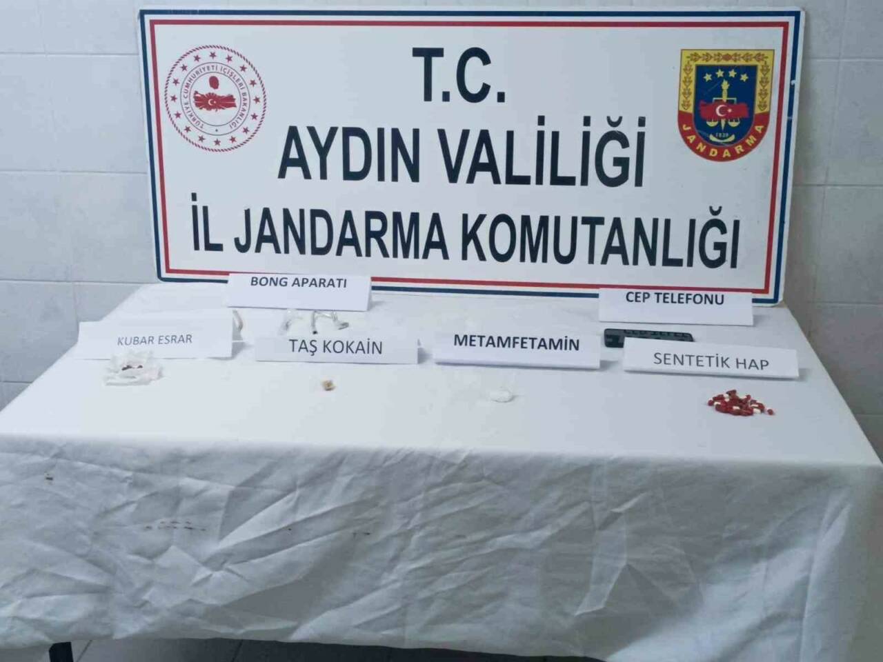 Aydın’ın Didim ilçesinde jandarma ekiplerinin uyuşturucuya yönelik gerçekleştirdiği operasyonda gözaltına