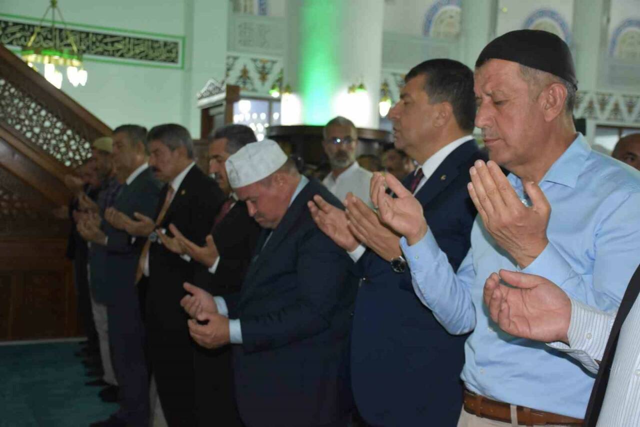 Diyanet İşleri Başkanı Ali Erbaş, Şırnak Ulu Camii’nde yatsı namazını