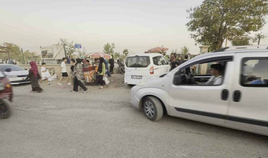 Diyarbakır’ın Bağlar ilçesinde bulunan Yeniköy Mezarlığı’nda yaşanan düzensizlikler, vatandaşların tepkisini