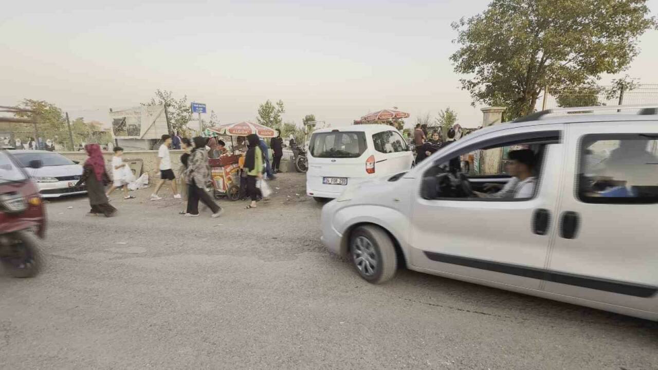 Diyarbakır’ın Bağlar ilçesinde bulunan Yeniköy Mezarlığı’nda yaşanan düzensizlikler, vatandaşların tepkisini
