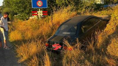 Bartın’da düğün konvoyunda seyir eden bir otomobil yoldan çıktı. Can
