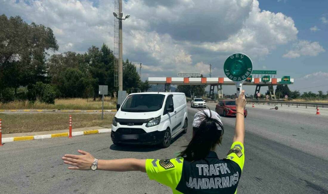Aydın’da jandarma ekipleri tarafından yapılan yol kontrolünde içerisindekilerin durumundan şüphelenilerek