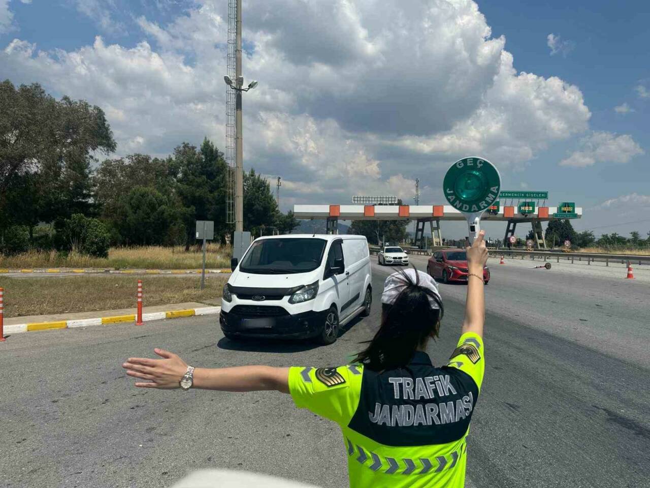 Aydın’da jandarma ekipleri tarafından yapılan yol kontrolünde içerisindekilerin durumundan şüphelenilerek