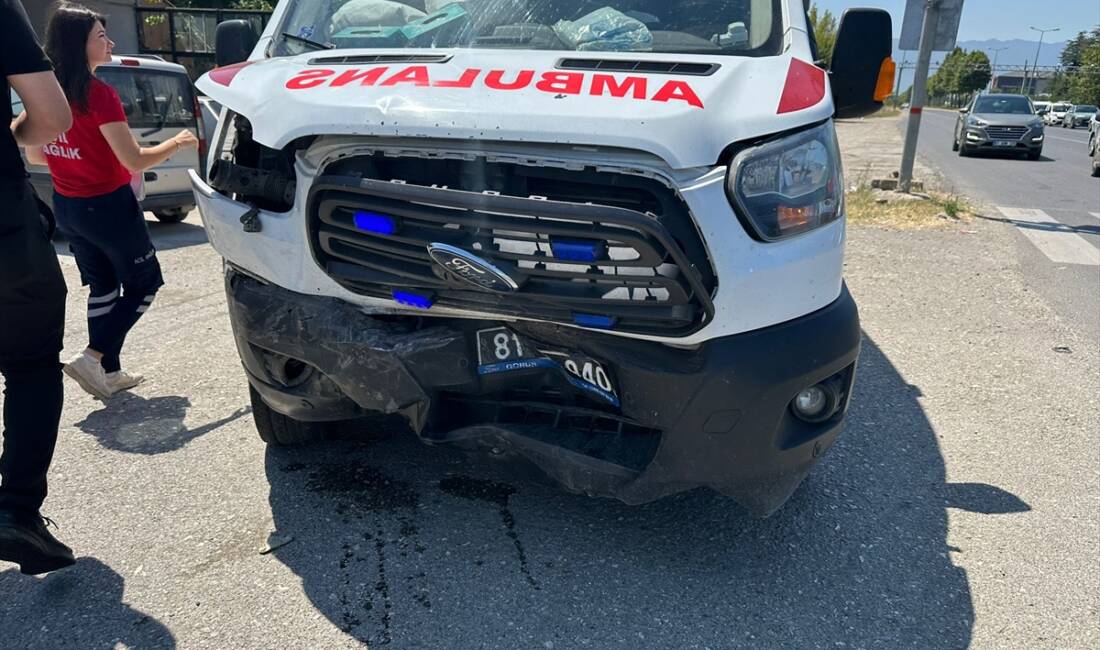 DÜZCE (AA) – Düzce’de otomobil ile ambulansın çarpışması sonucu 2