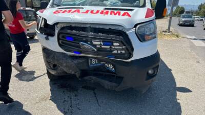 DÜZCE (AA) – Düzce’de otomobil ile ambulansın çarpışması sonucu 2