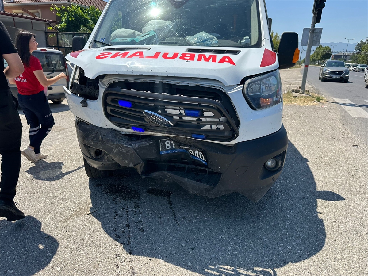 DÜZCE (AA) – Düzce’de otomobil ile ambulansın çarpışması sonucu 2